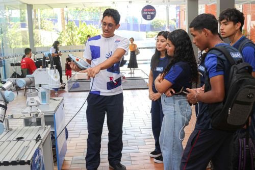 Sala de aula técnica SENAI com estudantes em formação profissional industrial